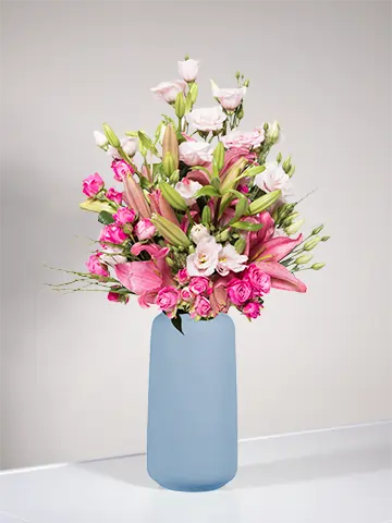 Mazzo rosa di lilium, lisianthus e roselline